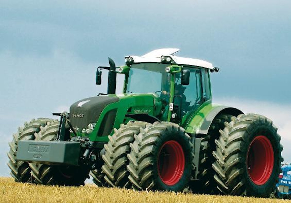 Agritechnica-näyttelyssä viime vuonna esiteltiin malli 936. Se on maailman voimakkain (360 hv) perinteisellä traktorikonseptilla tehty traktori. Erikoisuuksia on mm. etuakselin erillisjousitus ja ohjaamon jousto myös sivusuunnassa. Voimansiirto on luonnollisesti portaaton.