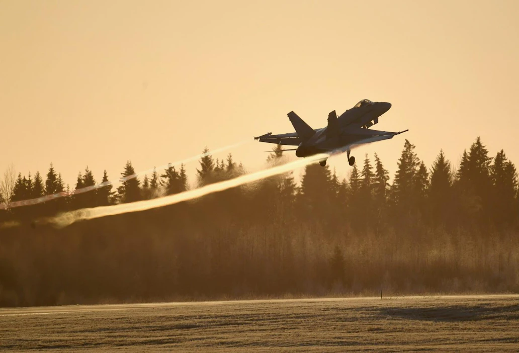 Yli puolet suomalaisista kannattaa hävittäjähankintojen siirtoa useammalla vuodella. Kuvassa tällä hetkellä käytössä oleva F/A-18 Hornet -monitoimihävittäjä Pirkkalassa 10. tammikuuta 2020. LEHTIKUVA / Antti Aimo-Koivisto