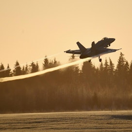 Yli puolet suomalaisista kannattaa hävittäjähankintojen siirtoa useammalla vuodella. Kuvassa tällä hetkellä käytössä oleva F/A-18 Hornet -monitoimihävittäjä Pirkkalassa 10. tammikuuta 2020. LEHTIKUVA / Antti Aimo-Koivisto