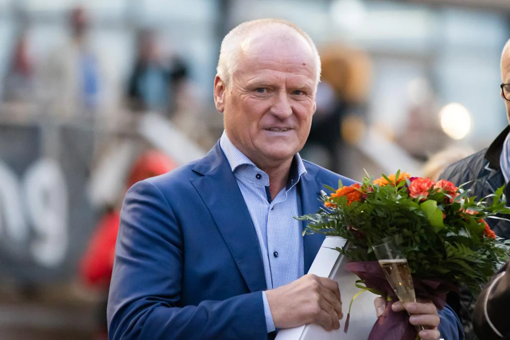 Arvo Ylitalon perikunnan ja Kari Lähdekorven Ranskassa kisaava ravuritroikka on muuttanut uuteen talliin.