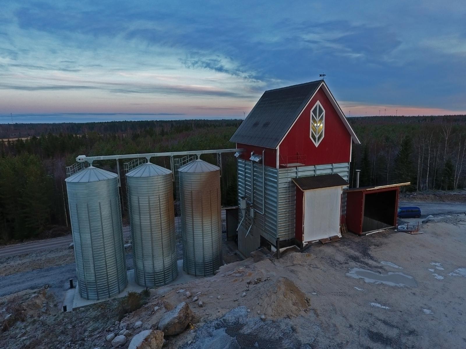MTY Sippolan kuivaamo on sijoitettu luontaiseen rinnemaastoon, jolloin peruuttaminen kippauspaikalle helpottuu. Koneikon (713 hl), 1 600 kW:n biouunin ja suuren siilotilavuuden (789 + 807 m3) yhdistelmänä kyse on pitkään tulevaisuuteen suunnatusta investoinnista.