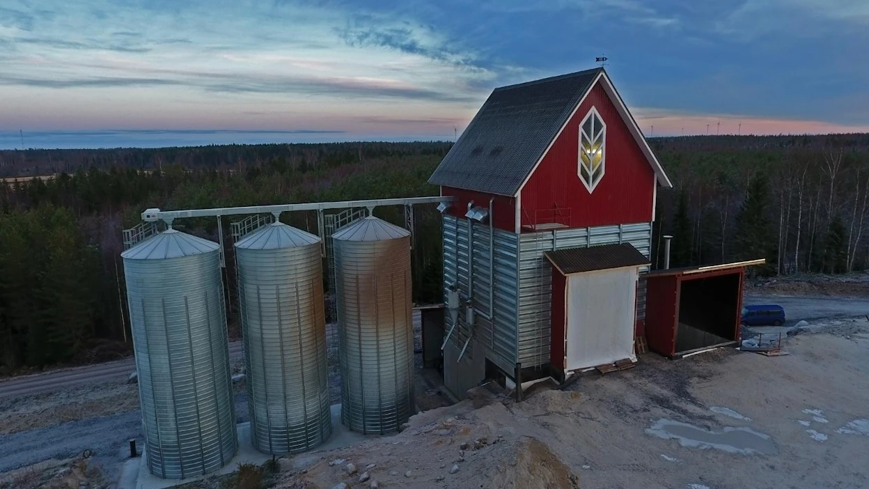 MTY Sippolan kuivaamo on sijoitettu luontaiseen rinnemaastoon, jolloin peruuttaminen kippauspaikalle helpottuu. Koneikon (713 hl), 1 600 kW:n biouunin ja suuren siilotilavuuden (789 + 807 m3) yhdistelmänä kyse on pitkään tulevaisuuteen suunnatusta investoinnista.
