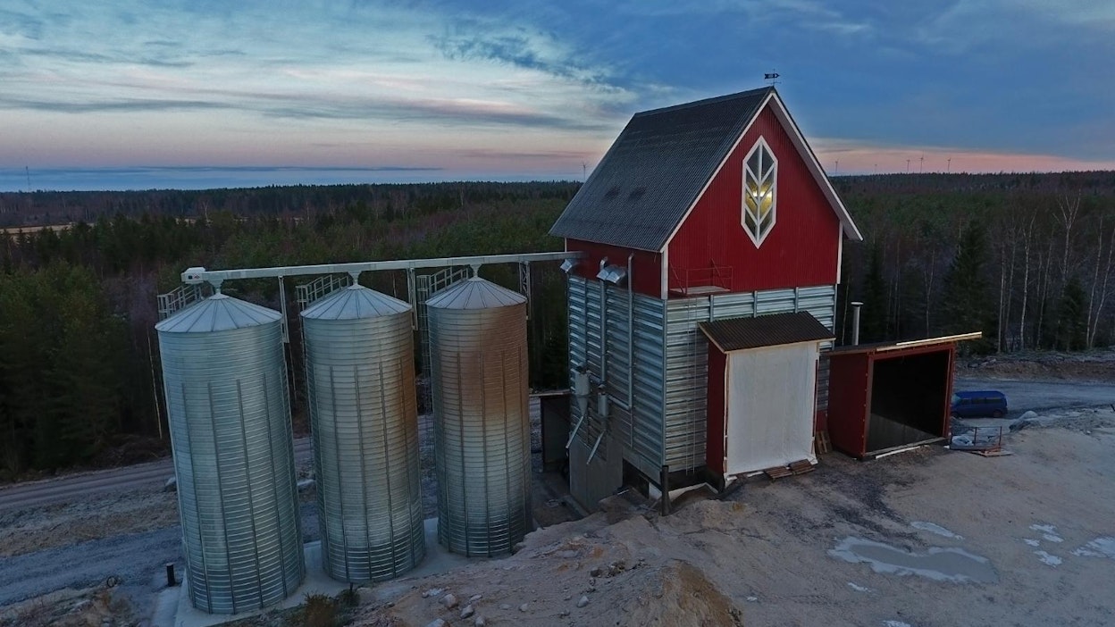 MTY Sippolan kuivaamo on sijoitettu luontaiseen rinnemaastoon, jolloin peruuttaminen kippauspaikalle helpottuu. Koneikon (713 hl), 1 600 kW:n biouunin ja suuren siilotilavuuden (789 + 807 m3) yhdistelmänä kyse on pitkään tulevaisuuteen suunnatusta investoinnista.