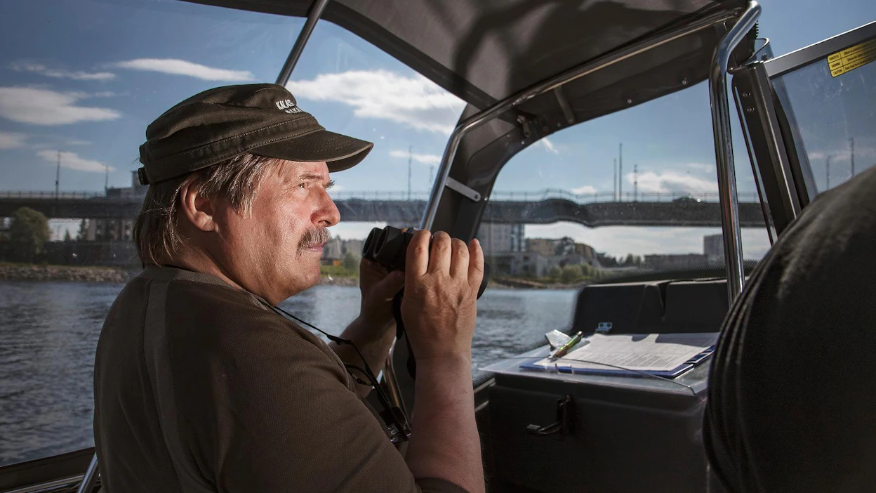 ”Valvontatyöstä saa paljon kiitosta. Näkyminen vesillä on tärkeää, sillä kun yksi kalastaja kohtaa valvojan vesillä, hän kertoo siitä varmasti kaverilleen”, sanoo Pekka Kyöttinen.