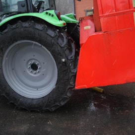 Deutz-Fahrissa työkone tulee niin lähelle traktoria, että esimerkiksi suurteholinko puhkoisi takarenkaat, mikäli nostokorkeutta ei rajoiteta.