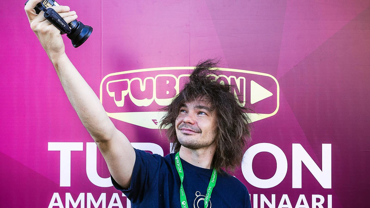 Biisonimafian keulahahmo ja Töttöröö Networkin luova johtaja Kaitsu Rinkinen arvostaa tubetuksen suomaa vapautta. ”Jos brändin saa itse rakennettua, voi tehdä juuri mitä haluaa.”