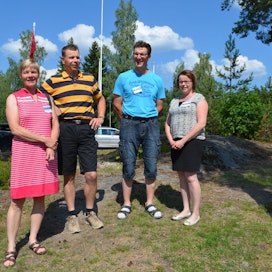 Terhi Harjunmaa-Levonen (vas.), Juha Levonen, Tero Hosike ja Anne Kangasvuori-Hosike saapuivat Jyväskylän Nautaparlamenttiin Huittisista.