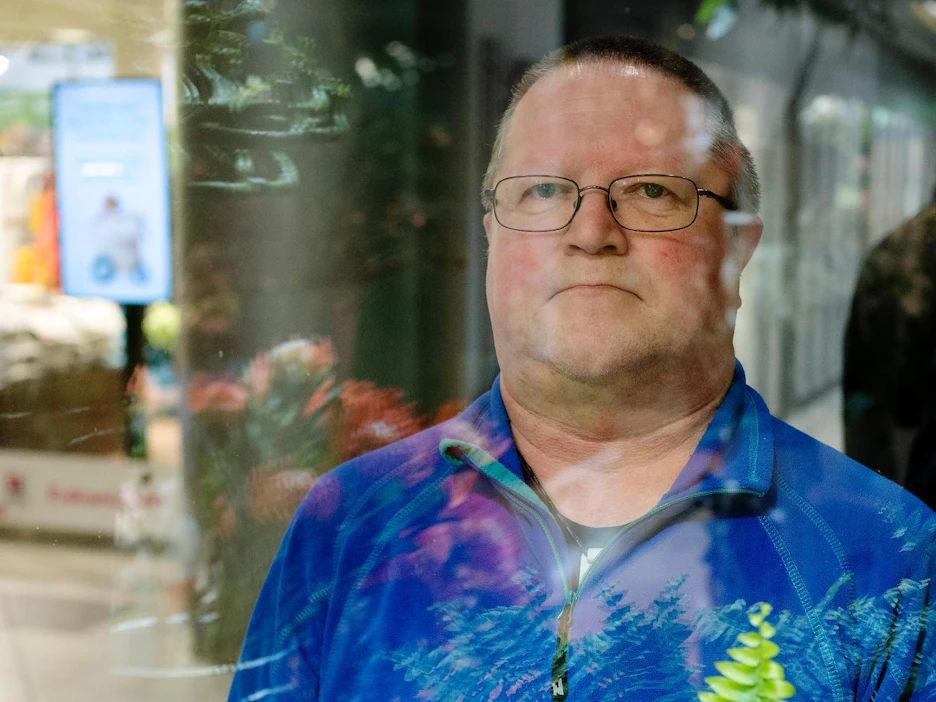 Lehtorina työskentelevän Kari Hännikäisen hajustehelvetti puhkesi toden teolla noin kymmenen vuotta sitten, kun hänen työpaikallaan tehtiin remontti.