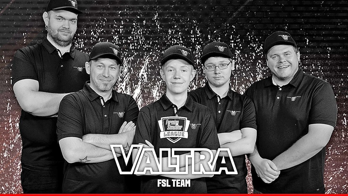 MrMarcel5 eli saksalainen Marcel Renke (kuvassa toinen oikealta) kilpapelaa Farming Simulator Leaguessa traktori- ja maatalouskonevalmistaja Valtran tiimissä. Kuvan pelaajat vasemmalta oikealle: Vincent “Hightower” Laatz, Thomas "Scotty" Gottbehöde, Martin "Martin" Paulsen, MrMarcel5 ja Malte "Monti" Schünemann.