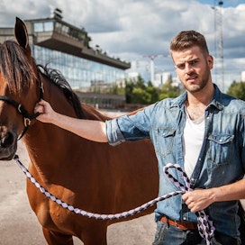 Näyttelijä Marius Laiholla ei ennen Salkkarit-pestiään ollut kokemusta hevosista.
