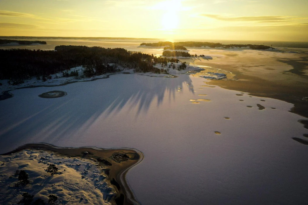 Inkoossa Etelä-Suomessa paistoi aamupäivällä aurinko, mutta yöksi Suomeen ennustetaan laajaa lumimyräkkää. LEHTIKUVA / Emmi Korhonen
