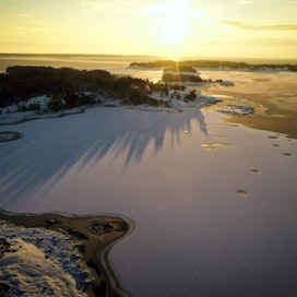 Inkoossa Etelä-Suomessa paistoi aamupäivällä aurinko, mutta yöksi Suomeen ennustetaan laajaa lumimyräkkää. LEHTIKUVA / Emmi Korhonen