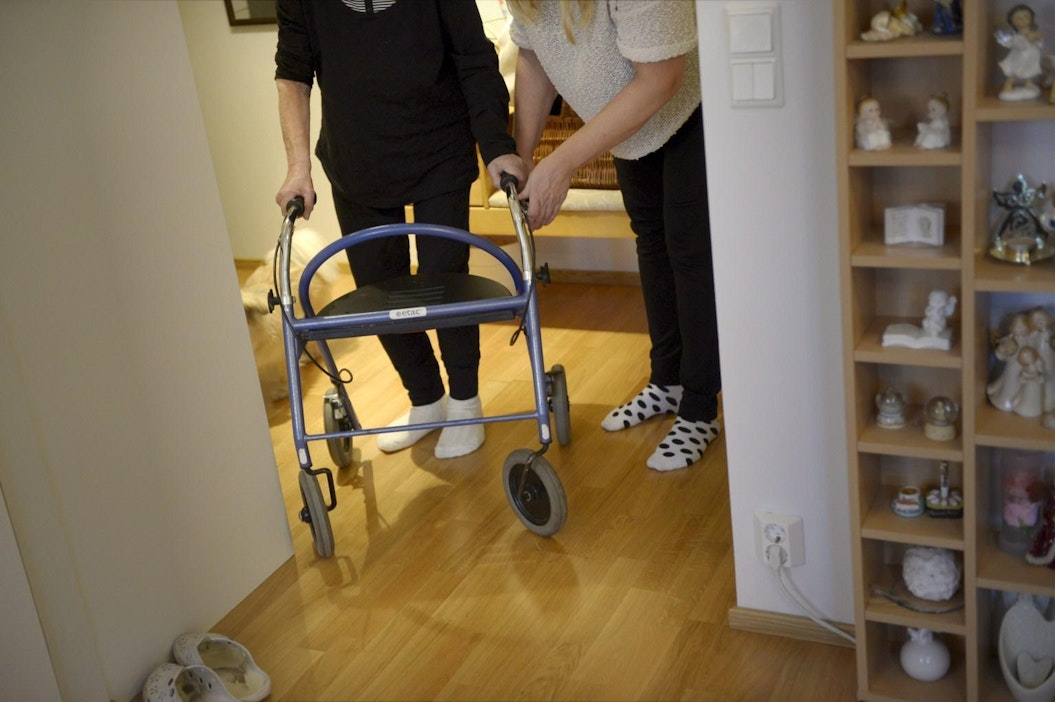 Omaishoidossa joudutaan pohtimaan myös talouspuolta.