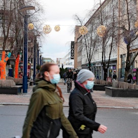 Maskit ovat yleistyneet katukuvassa tänä syksynä. Kuvassa marraskuista Jyväskylää.