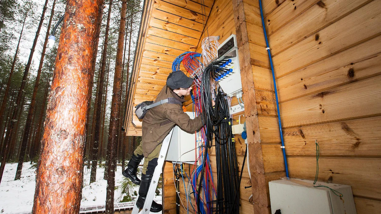 Tutkijatohtori Juho Aalto tarkisti mittauslaitteen kuntoa viime viikolla Hyytiälässä.