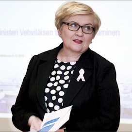 Perustulokokeilu voisi alkaa viimeistään vuoden 2017 alusta, sanoo kunta- ja uudistusministeri Anu Vehviläinen. Jaana Kankaanpää