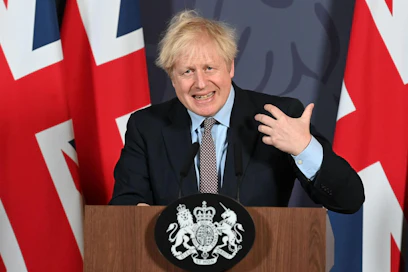 Poikkeuksellisesti välipäivinä koolle kutsutun parlamentin on tarkoitus käsitellä sopimus pikavauhtia, jotta pääministeri Boris Johnson voisi allekirjoittaa sen vielä tänään. LEHTIKUVA/AFP