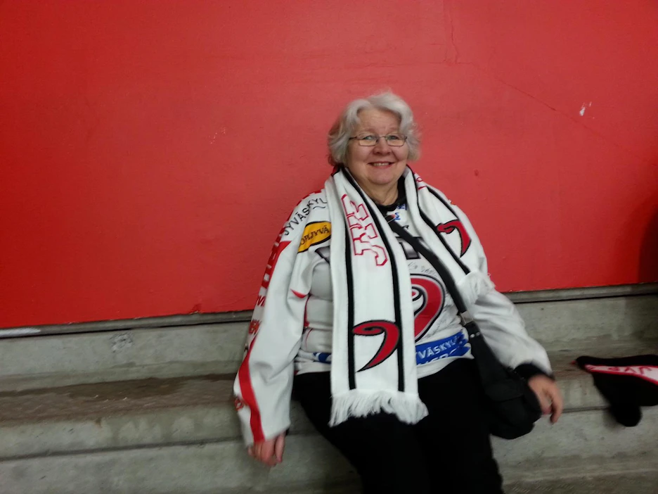 Pirjo Hujala on tuttu näky jäähallien fanikatsomoissa. Kuva on otettu Vaasan Kuparisaaressa Sportin ja JYPin välisessä ottelussa.