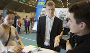 Toni Nieminen neuvoo Julia Kiviholmaa ja Rami Mäenpäätä totopelien saloihin Tampereen Hevoset 2013 -messuilla. Tällä kertaa koetettiin Fintoton uutuutta, laukkavedonlyontiä Englantiin. Satu Pitkänen