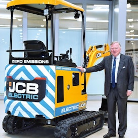 JCB hallituksen puheenjohtaja Lord Bamford esittelee JCB:n ensimmäistä sähkökäyttöistä kaivinkonetta.