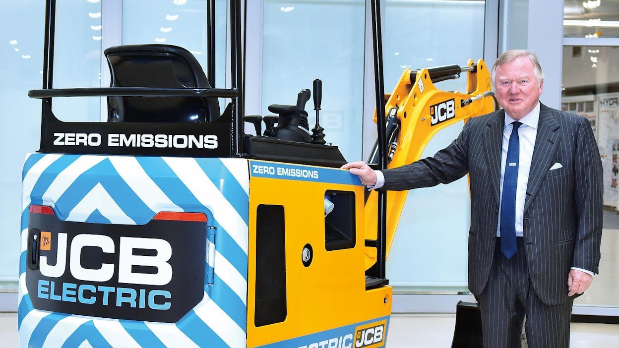 JCB hallituksen puheenjohtaja Lord Bamford esittelee JCB:n ensimmäistä sähkökäyttöistä kaivinkonetta.