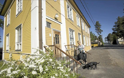 Paluumuuttaja Marika Pitkänen perusti Tervoon parturi-kampaamon. Hän arvelee, että aika moni Tervosta muuttanut voisi palata kuntaan, jos löytäisi töitä. Toisaalta Kuopio ja Suonenjoki työpaikkoineen ovat varsin lähellä. ”Pidemmät välimatkat ajaa maaseudulla nopeammin.” Pentti Vänskä