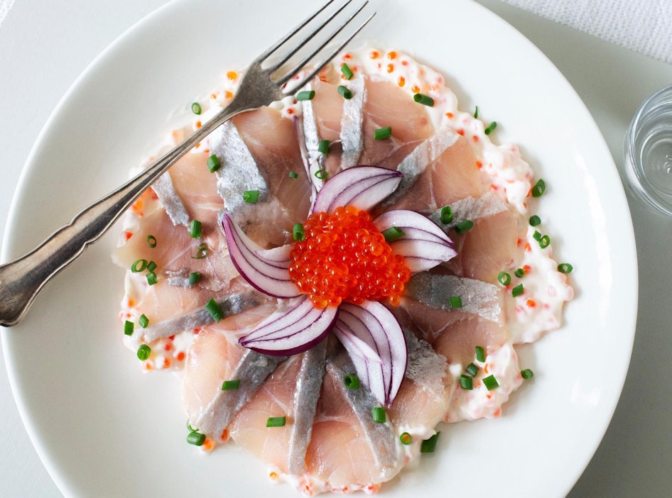 Sillicarpaccio sopii juhannusjuhlien alkupalaksi varhaisperunoiden kanssa.