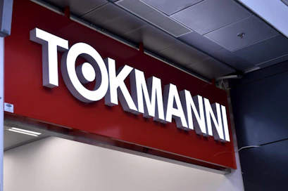 Tokmanni sanoo pystyneensä varmistamaan tuotteiden hyvän riittävyyden myymälöissään huolimatta siitä, että joidenkin tuotteiden saatavuus on heikentynyt.