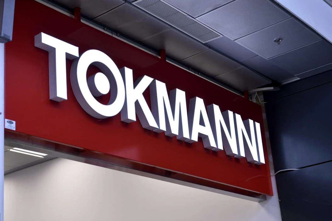 Tokmanni sanoo pystyneensä varmistamaan tuotteiden hyvän riittävyyden myymälöissään huolimatta siitä, että joidenkin tuotteiden saatavuus on heikentynyt.