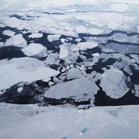 Meteorologien mukaan syy suurille aalloille voi olla mereen sortunut jäävuori. LEHTIKUVA/AFP