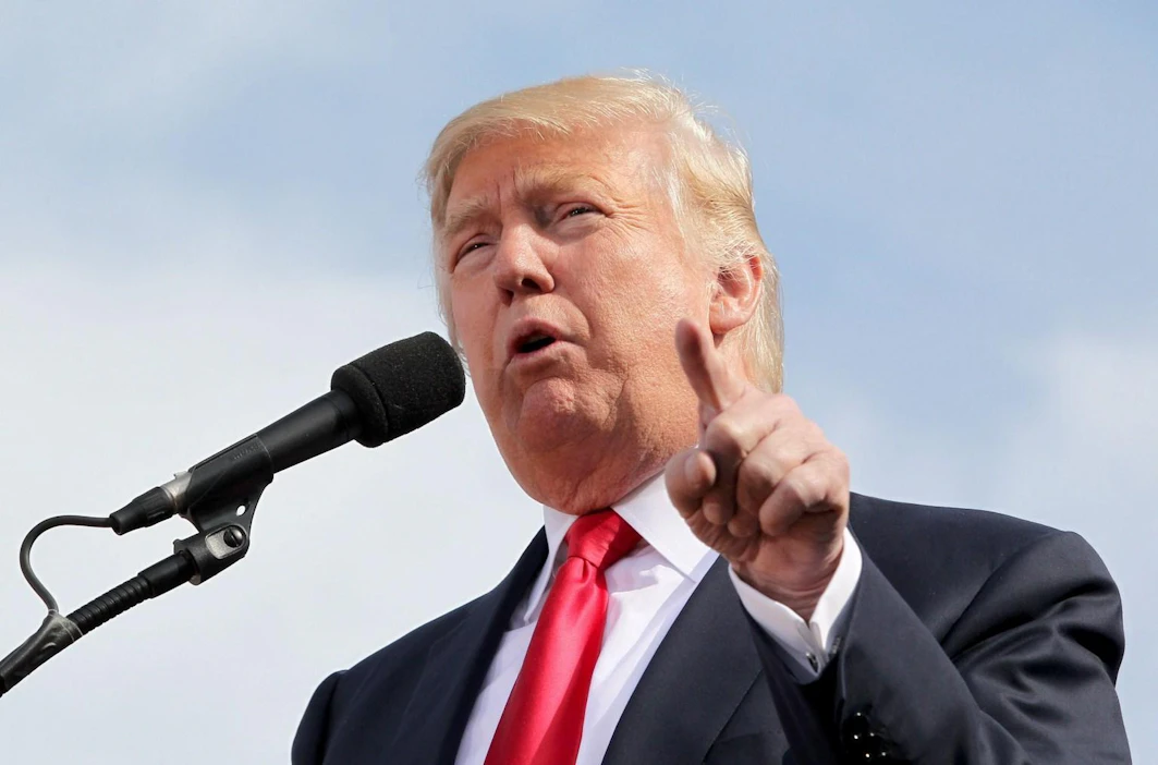 Republikaanien presidenttiehdokas Donald Trump joutui naisten hampaisiin sen jälkeen, kun julki tuli video, jossa hän kehuskelee voivansa kouria naisia luvatta, koska on kuuluisa. LEHTIKUVA/AFP