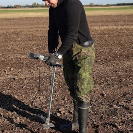 Paul-Tech olosuhdeaseman asennus alkaa pellon ominaisuuksien peruskartoituksella, jonka perusteella valitaan varsinainen olosuhdeaseman paikka. Jan Granlund mittaamassa.