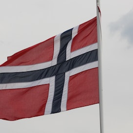 Norjan lippu on vastatuulessa Ruotsin ravien yhteydessä.