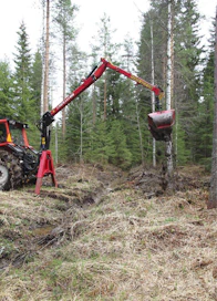 Kahmarilla on näppärä perata myös pienimuotoisesti metsäojia. Hakkuun jäljeltä tukkiutuneiden uomien avaaminen onnistuu järkeä käyttäen myös pienemmillä nostureilla.