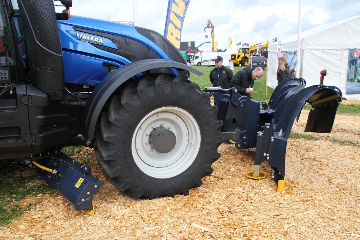 Ruotsissa käytetään traktoreita tienhoidossa. Kuvassa Drixex-alaterällä ja lanalla varustettu Valtra.