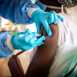 Maailman terveysjärjestö WHO on varoittanut, että Afrikan alhainen rokotuskattavuus voi johtaa siihen, että mantereesta tulee rokotuksille vastustuskykyisten muunnosten lisääntymisalue. Kuvassa rokotetta annetaan Keski-Afrikan tasavallassa, joka on yksi vähiten kehittyneimmistä maista. LEHTIKUVA/AFP