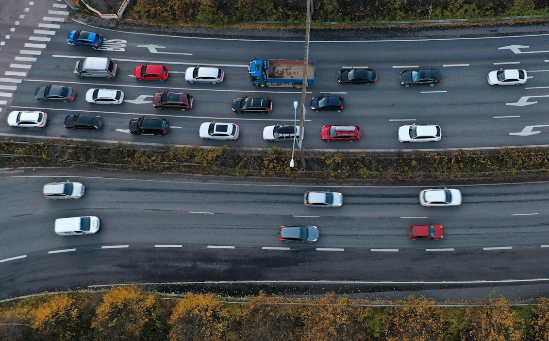 Kyselyyn vastanneista yrityksistä 71 prosenttia uskoi työhön liittyvän autoilun vähenevän joko merkittävästi tai jonkin verran. LEHTIKUVA / Vesa Moilanen