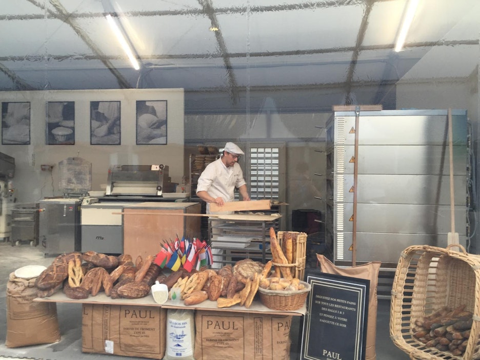 Leipomoteltassa paistetaan patonkeja 40 000 kokousvieraalle.