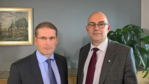 Maaseudun Tulevaisuuden metsäillan vieraat ovat Metsäteollisuuden Tomi Salo (vas.) ja MTK:n Mikko Tiirola.