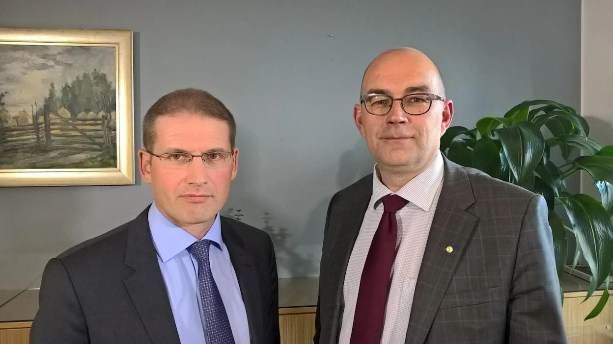 Maaseudun Tulevaisuuden metsäillan vieraat ovat Metsäteollisuuden Tomi Salo (vas.) ja MTK:n Mikko Tiirola.