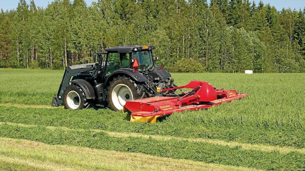 Elho Duett 7300 on uusi taakseajoniittomurskain. Leikkuuleveydeltään 7,3-metrisen niittoyksikön käsittelyssä kasvusto muuttuu kahdeksi, traktorin molemmille puolille asettuvaksi karhoksi. Koneessa on aiemmista Elhoista tuttu HydroBalance-kevennysjärjestelmä.