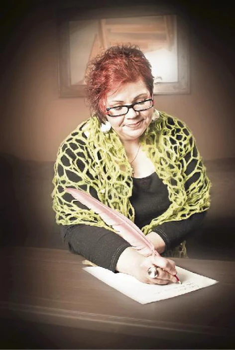 Merja Toppi työskentelee viitomakielen tulkkina Jyväskylässä. ”Tulkin töissä ei voi pittee murretta yllä, ku joutuis oman tulkin vielä hommoomaan, että immeiset ymmärtäs, että mittee se sannoo.” KUVA: Leopold Holm