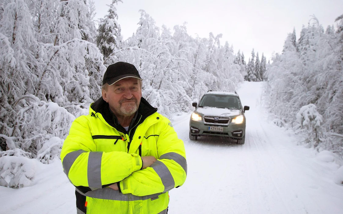 Kaakamojoen metsätien isännöitsijä Lauri Harri liikkuu metsätiellä lähes päivittäin. ”Tien rikkojat on saatava kiinni verekseltään. Jälkeenpäin korvauksia on vaikea saada”, Harri sanoo. Hän on Kaakamojoen 9,3 kilometrin metsätien suurin osakas.