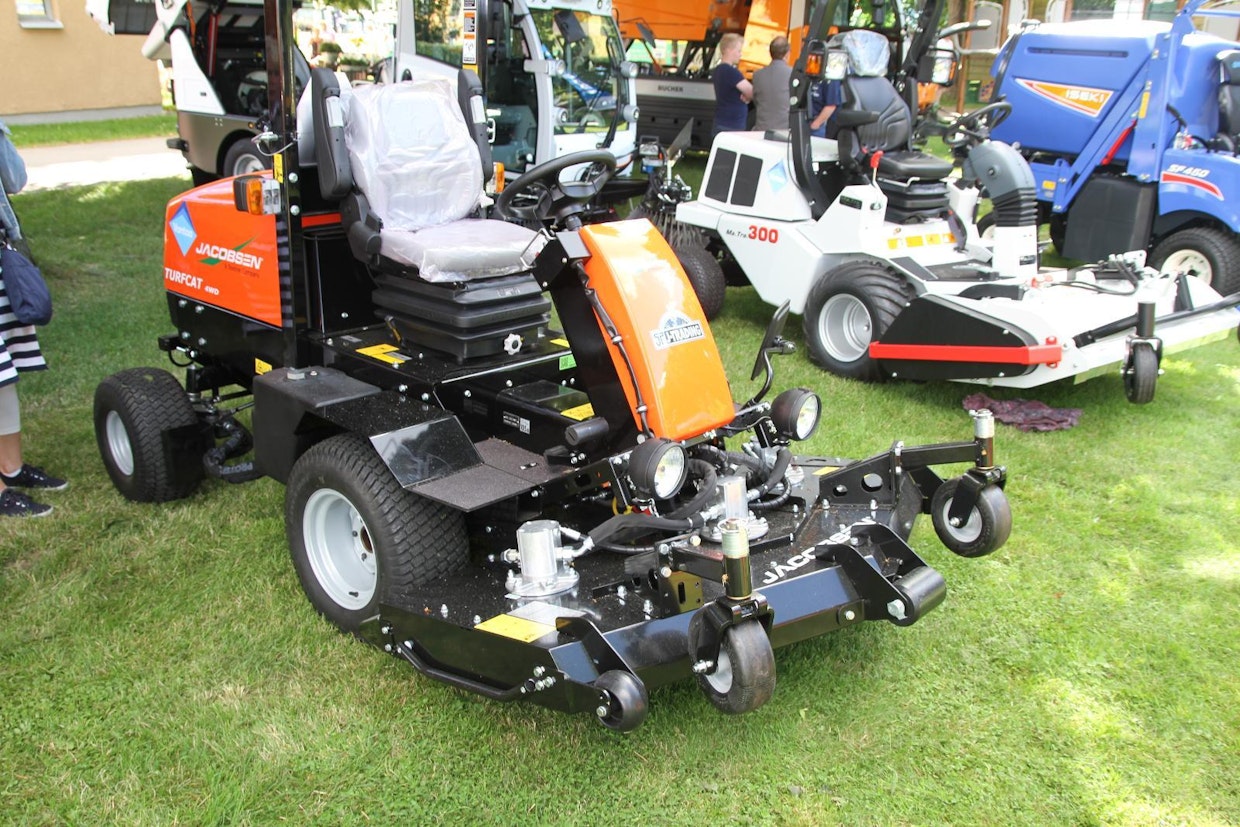 Jacobsen TurfCat 4WD -leikkurissa uutuutena tässä kokoluokassa (30 hv) on hydrauliveto jokaisella terällä. Huoltoa vaativat hihnat ja kardaanit ovat jääneet historiaan. Leikkuupöydän saa joko 150 tai 180 cm levyisenä. Voimansiirto on hydrostaattinen. (TR)