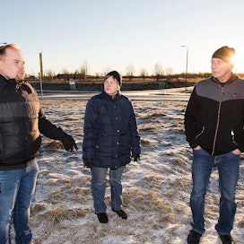 Liminkalaiset Sami (vasemmalla), Merja ja Kari Isola kertoivat tilanteesta viime marraskuussa 4-tien varrella olevalla tontillaan, jonka kunta aikoi pakkolunastaa.