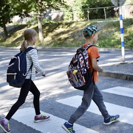 Liikenneturva korostaa, että aikuiset ovat vastuussa lasten turvallisesta koulumatkasta, jossa tien ylitys on usein eniten riskialtis kohta. LEHTIKUVA / EMMI KORHONEN