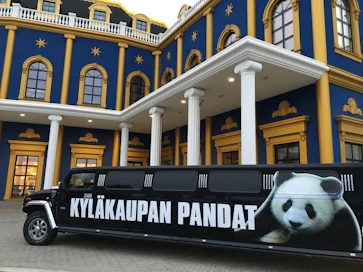 Keskisen kyläkauppa on näyttävästi mukana pandojen markkinoinnissa.