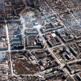 Venäjän joukot ovat saartaneet ja pommittaneet kaupunkia jo viikkoja. Maxarin satelliittikuva Mariupolista on viime kuulta.
