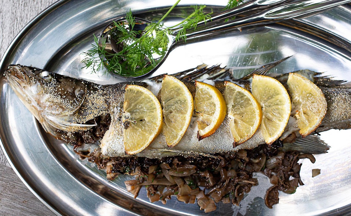 Kokonaisena paistettu uunikuha tarjotaan syyssinien kera.