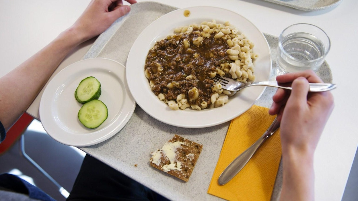 Salaatin ohella oppilaan lautaselta jää usein puuttumaan leipä tai maito. LEHTIKUVA / TIMO HEIKKALA